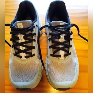 On running Cloud runner shoes size 8 mint and gray